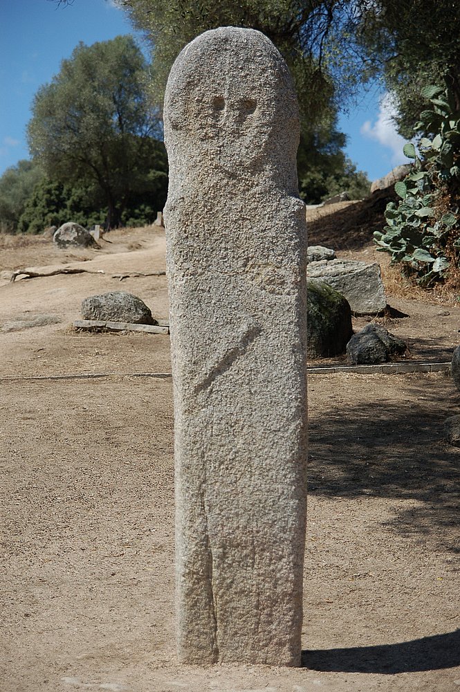 Filitosa, schlanke Menhirstatue mit Dolch (Filitosa IV).JPG